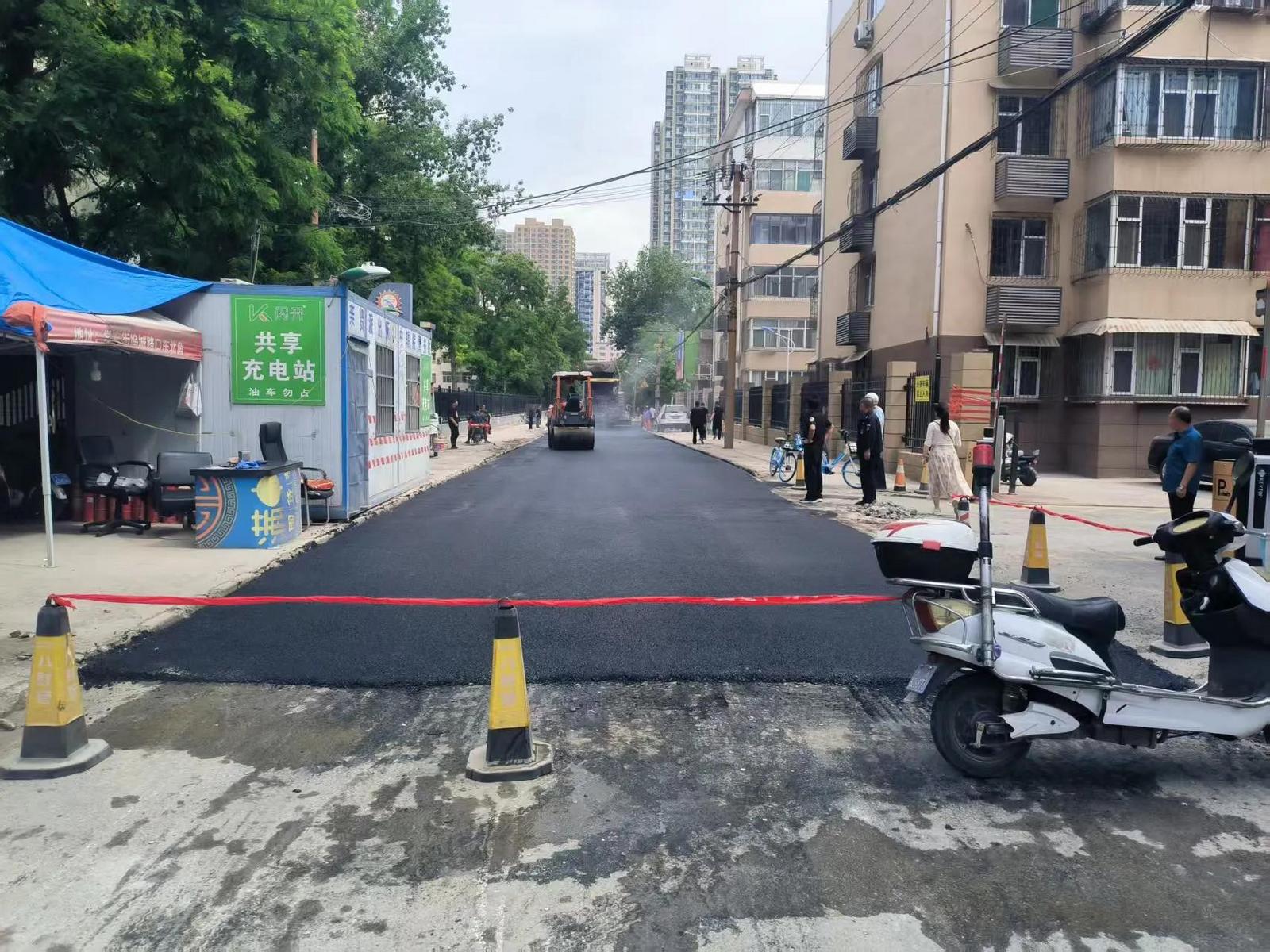 崭新的小区路现雏形。