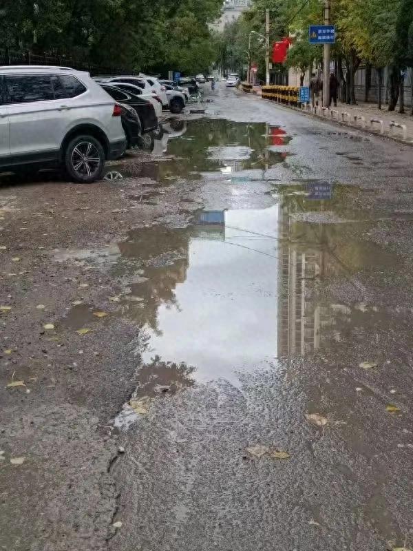 中辐院小区过去年久失修的小区路。