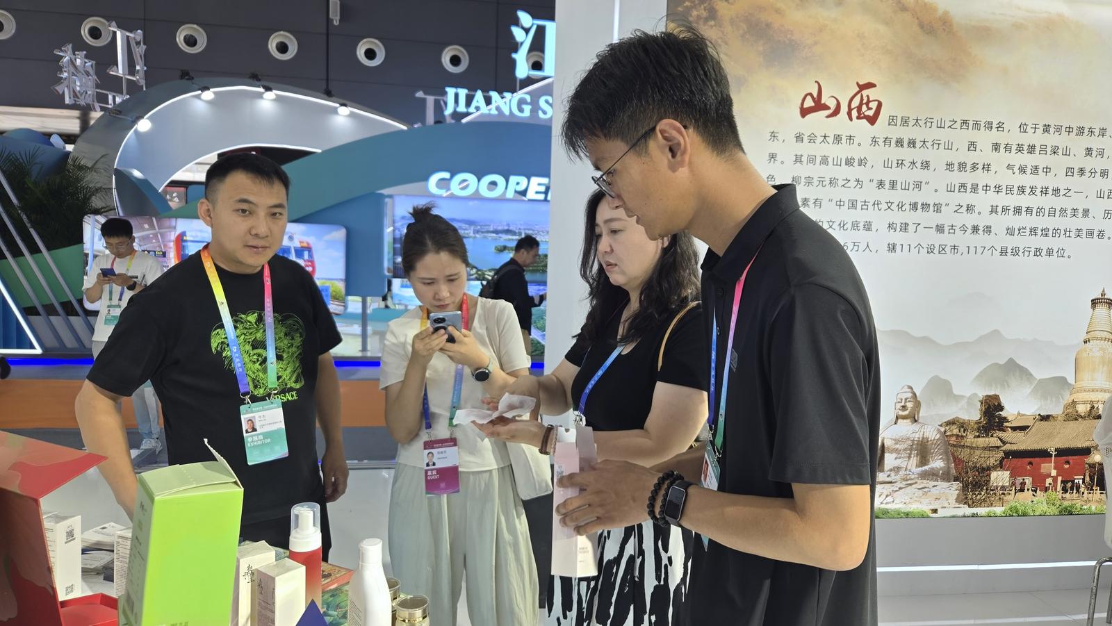 山西展品吸引了来往客商的关注。