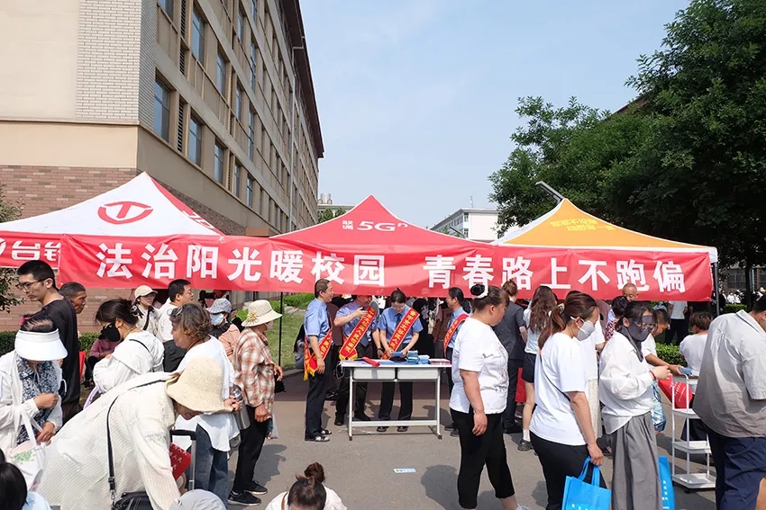 跳蚤市场中人头攒动