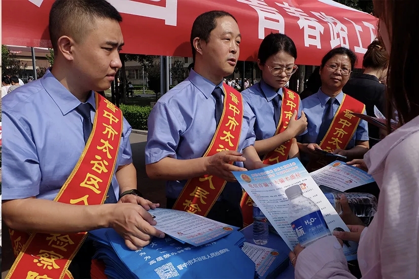 工作人员为学生讲解反诈知识