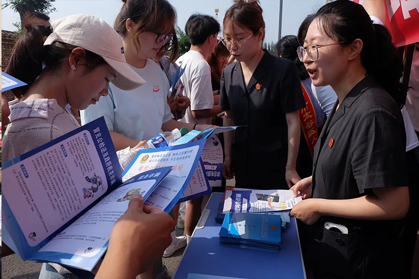 学生们在反诈摊位学习反诈知识