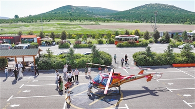 图为在狼窝山停车场,市民等待乘坐直升机俯瞰大同火山群国家地质公园全貌。张占兵摄