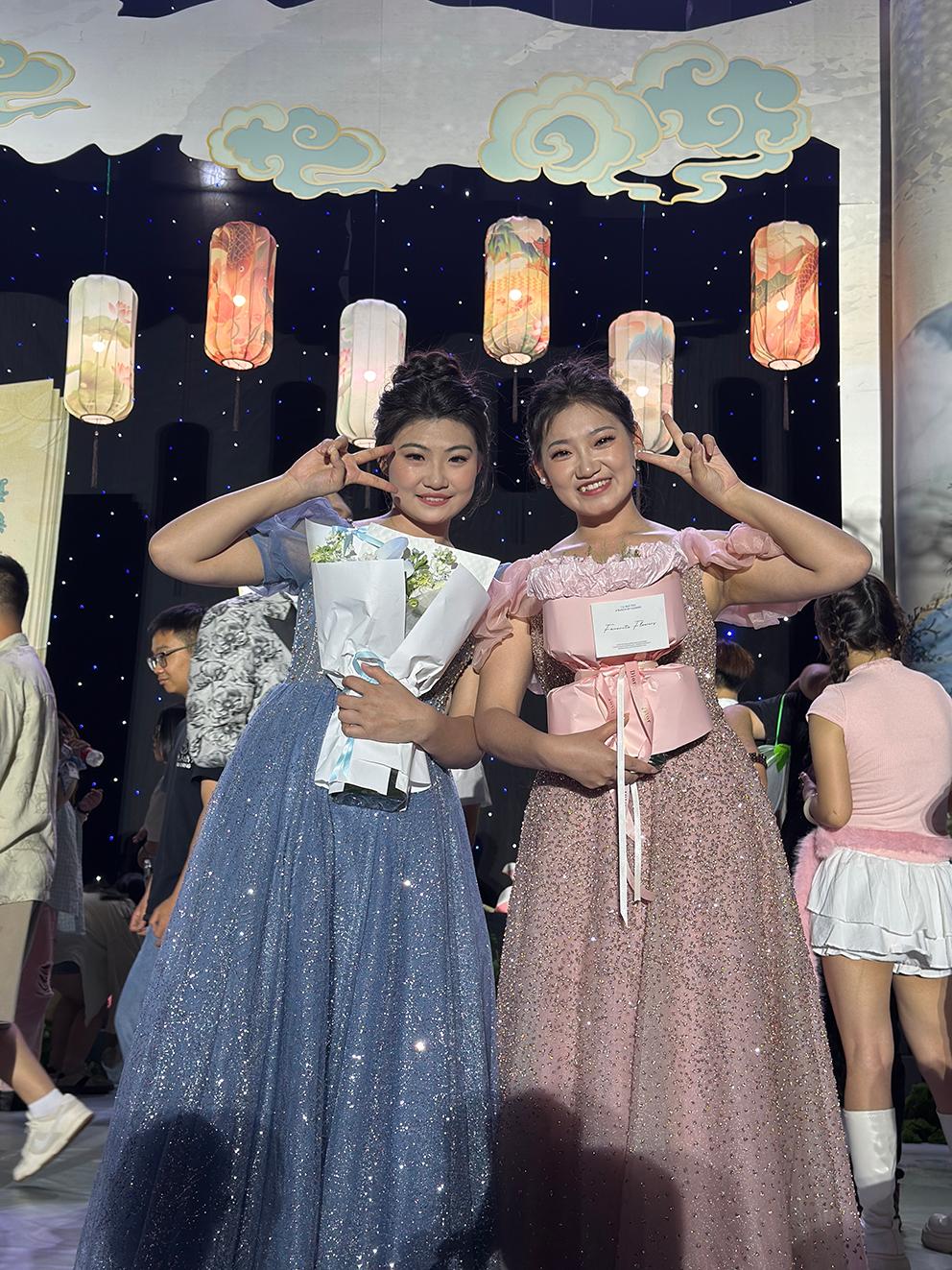 卢媛和卢璇主持毕业生草坪音乐会