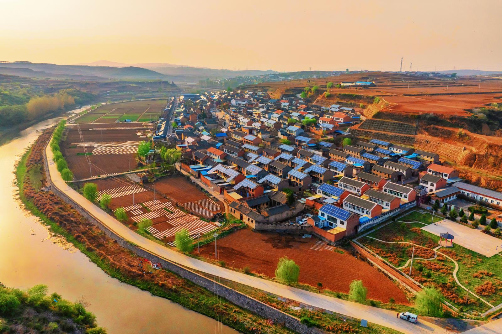 位于丹河岸边的晋城市泽州县高都镇北尹寨村分布式光伏 李张成 摄