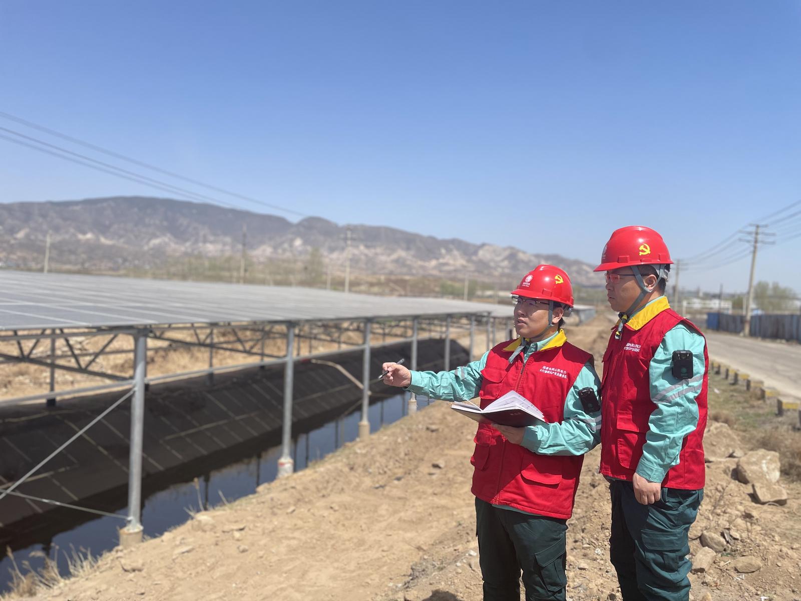 国网临汾供电公司员工到大唐(临汾)清洁能源有限公司光伏用户现场开展用电安全专项服务。贺桂兰 摄