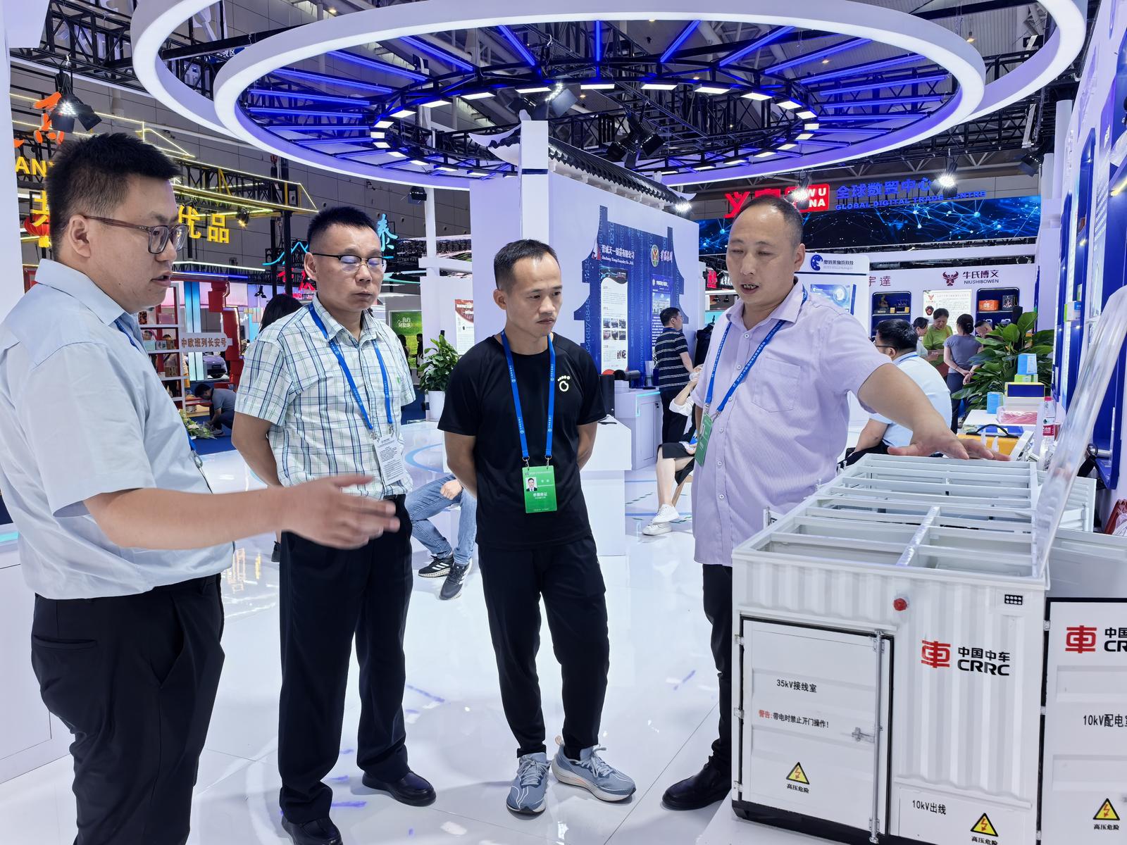 永济优耐特绝缘材料有限责任公司工作人员介绍产品。