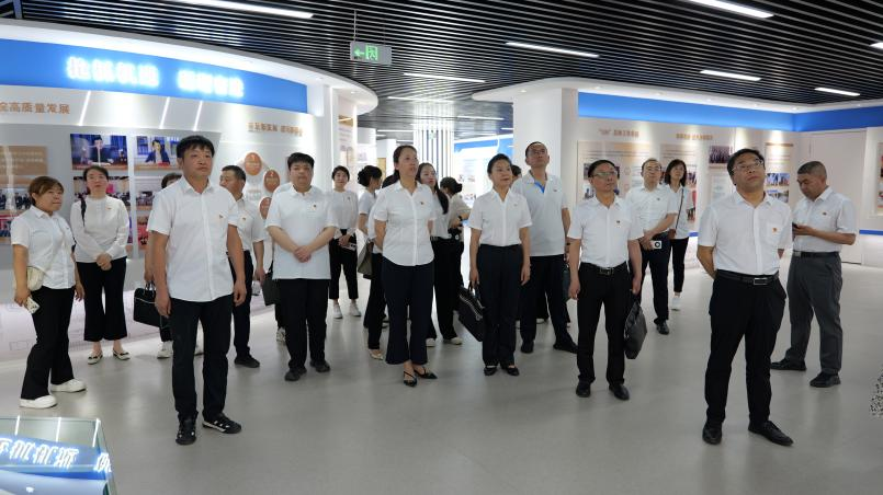 观摩校史及应用型办学成果展厅 配图2