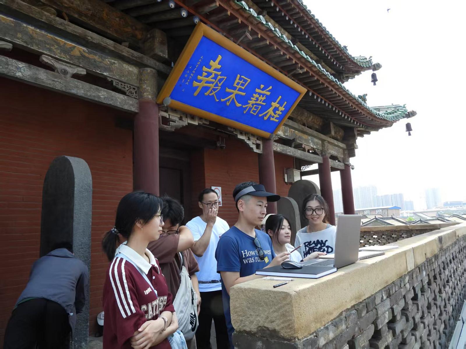 太谷古城作为拥有1400多年建城史的山西省历史文化名城,其建筑遗产承载着晋商文化的发展脉络,是研究中国北方传统建筑的重要实物例证。本次联合工作营的举办,不仅为古城的科学保护、修缮与活化利用提供重要依据,也为建筑院校师生搭建了难得的实践平台。通过实地测绘与研究,参与师生将深入理解不同历史时期、不同建筑类型的风格形式、结构特征与营造技艺,从而更全面地认识其价值。