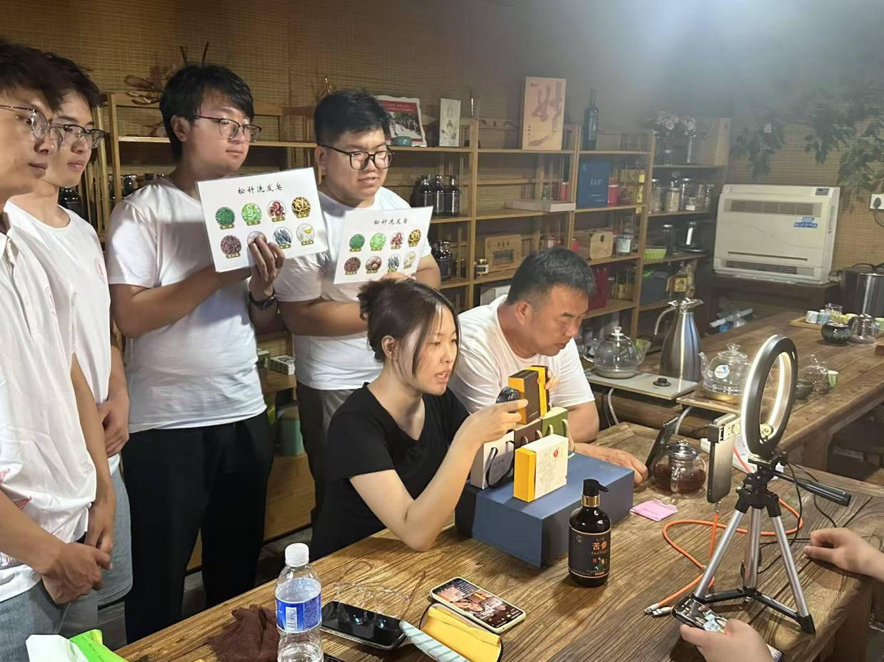 实践队开展助农直播活动