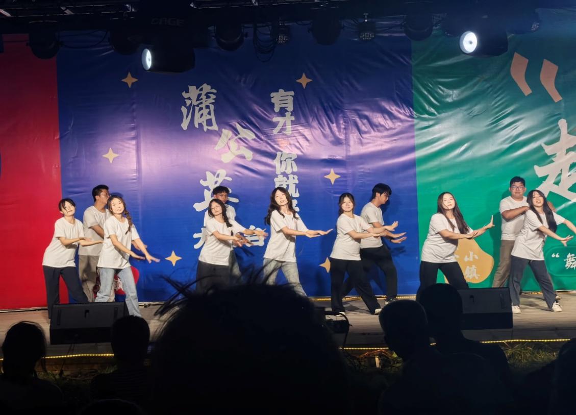 实践队组织消夏村晚活动