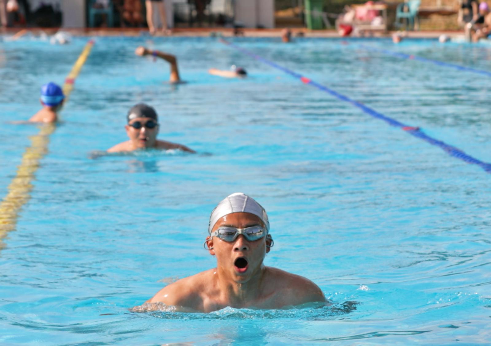 人们在太原市汾河公园露天游泳场游泳,游泳成为夏日很多人的选择
