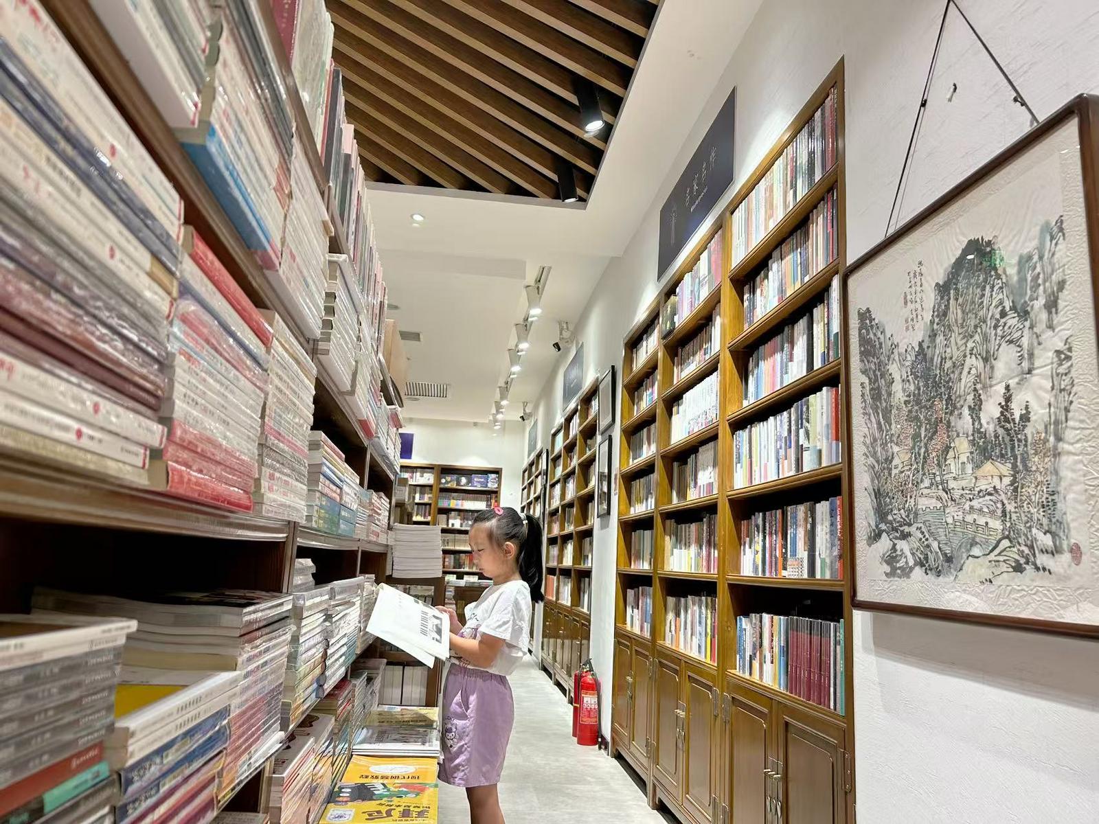 书店变身清凉“充电舱”