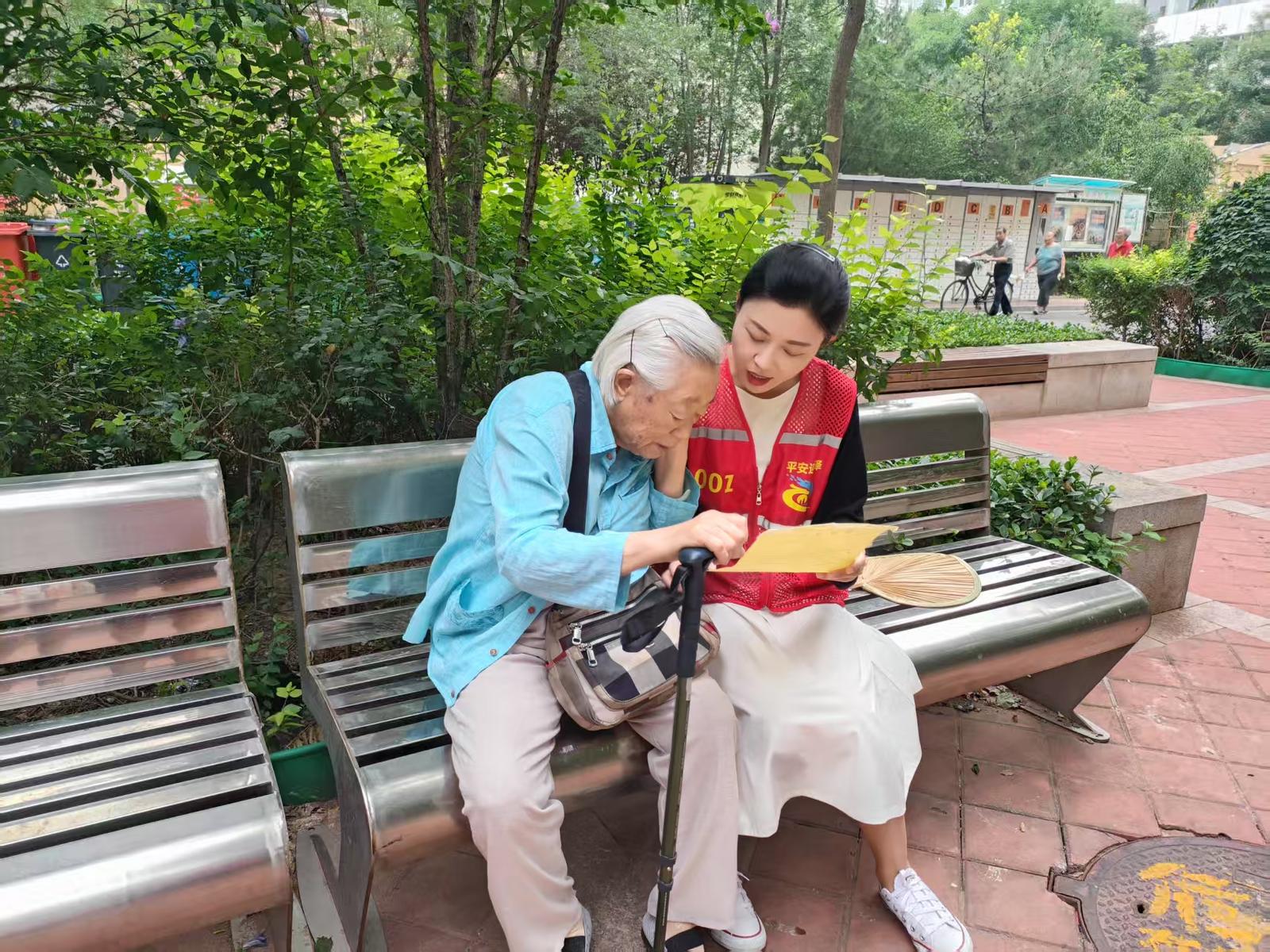 工作人员向居民介绍常见的诈骗类型