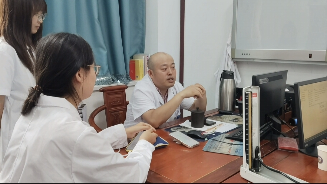 队员们与吉县中医医院医生交流心得