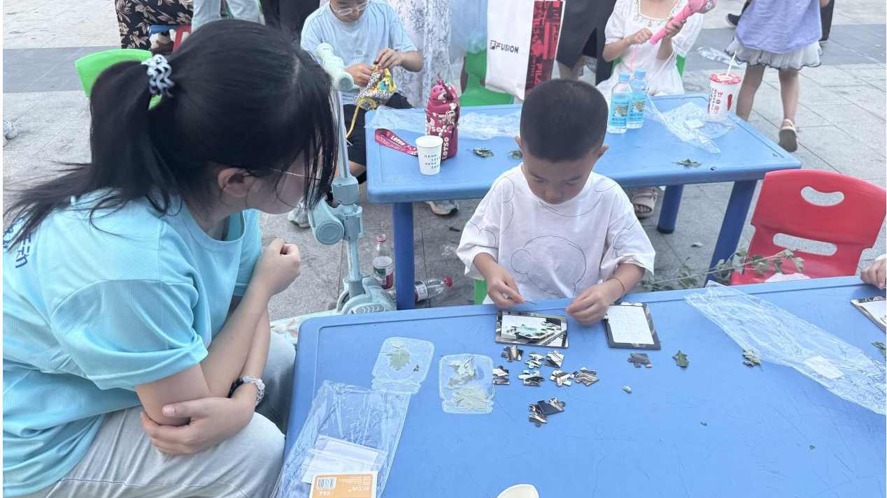 队员指导小朋友们尝试中药拼图