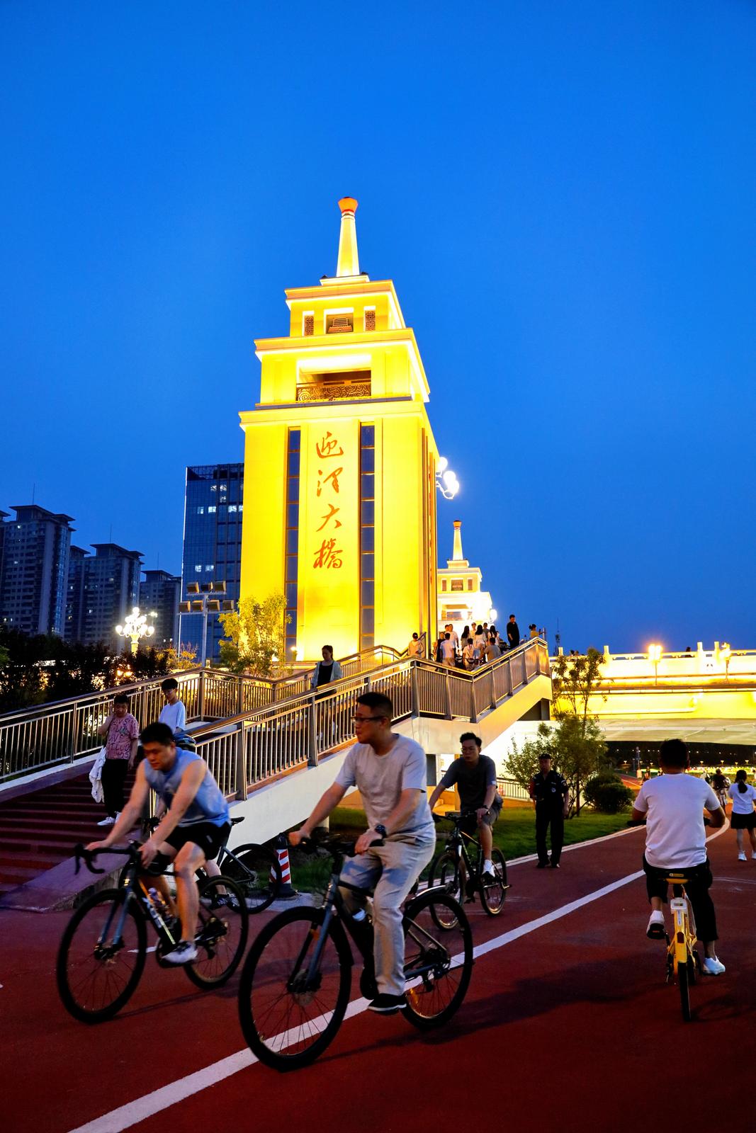 夏日夜晚,市民在太原市汾河公园骑行纳凉