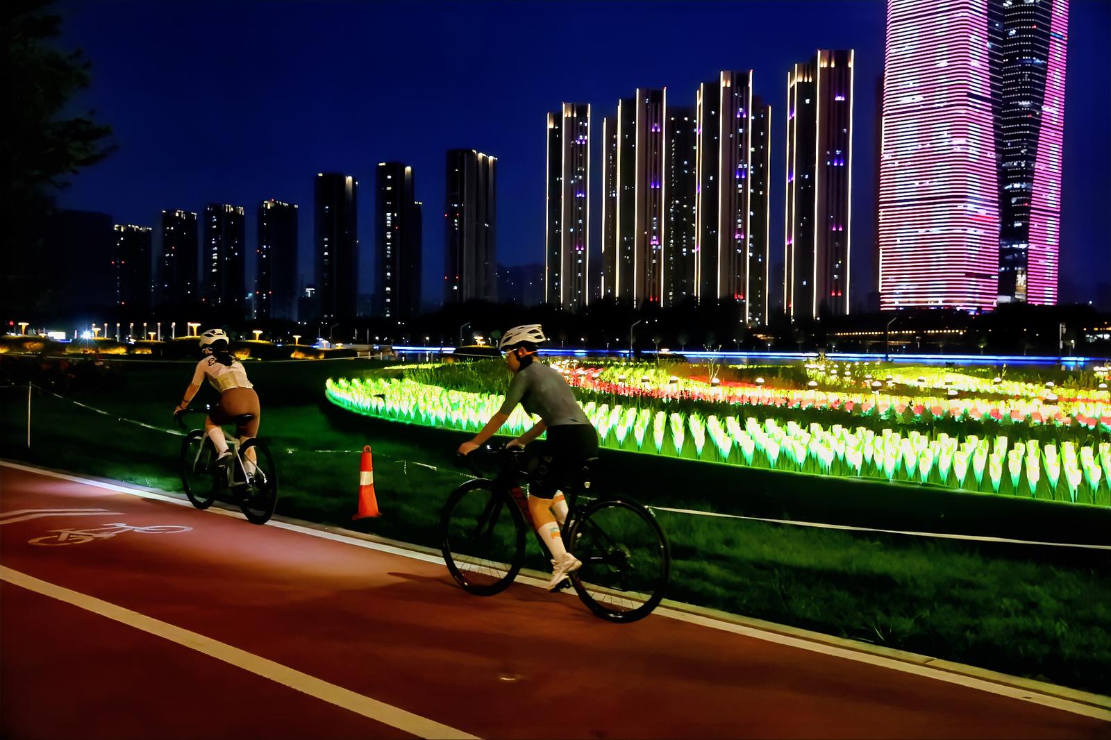 夜幕降临,在汾河岸边骑行,吹拂着夏日的风