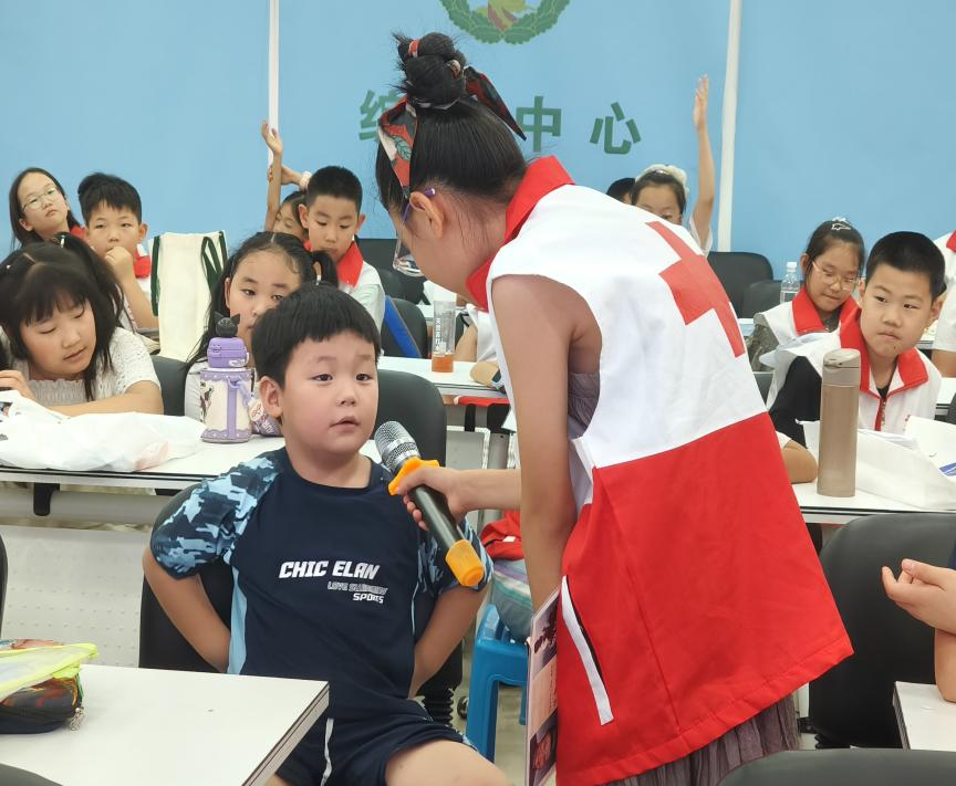 小小宣讲员与参加活动的小朋友互动