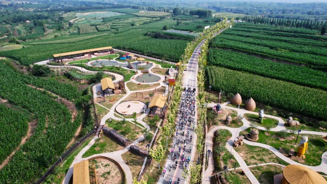 据了解,此次骑行赛事为福田谷系列活动之一,该系列活动将持续至12月,同时也是寿阳县“体育+文旅”融合发展的创新实践,通过高水平赛事展示县域文旅魅力,推动全民健身运动发展,通过“常规活动项目+每月主题活动”形式打造多元文化体验场景,进一步叫响“长寿之乡·安养寿阳”特色品牌,以文旅融合赋能乡村全面振兴。