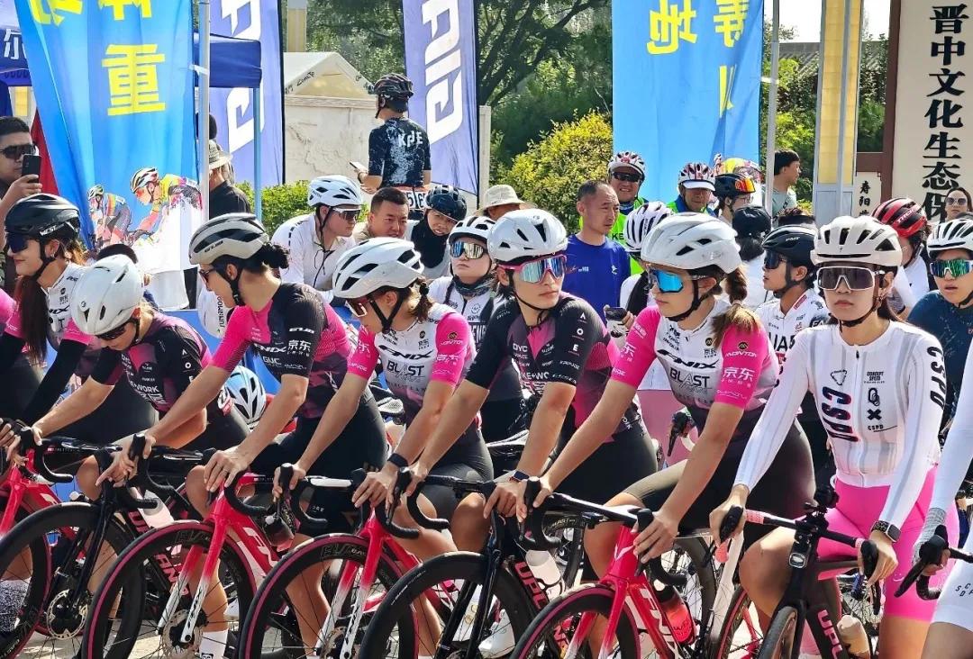 与传统比赛模式不同,此次骑行赛事以“体育赛事+旅游体验”双轮驱动,打造车轮上的生态观光带、沉浸式的福寿体验带,让参赛选手通过比赛领略寿阳“长寿民俗”“生态本底”的特色魅力,实现“参赛即旅游”的深度体验。翻开为选手们准备的骑行包,寿阳全域旅游手绘地图、猪头肉、豆腐干、油柿子、茶食等一应俱全。设计舒适的骑行赛道和沿途的美丽风景给骑手们留下深刻印象,“一进福田谷就感受到了长寿之乡的魅力,风景很好,空气特别清新,让人瞬间心情愉悦。”太原骑手陈敏提到福田谷之旅满心欢喜。