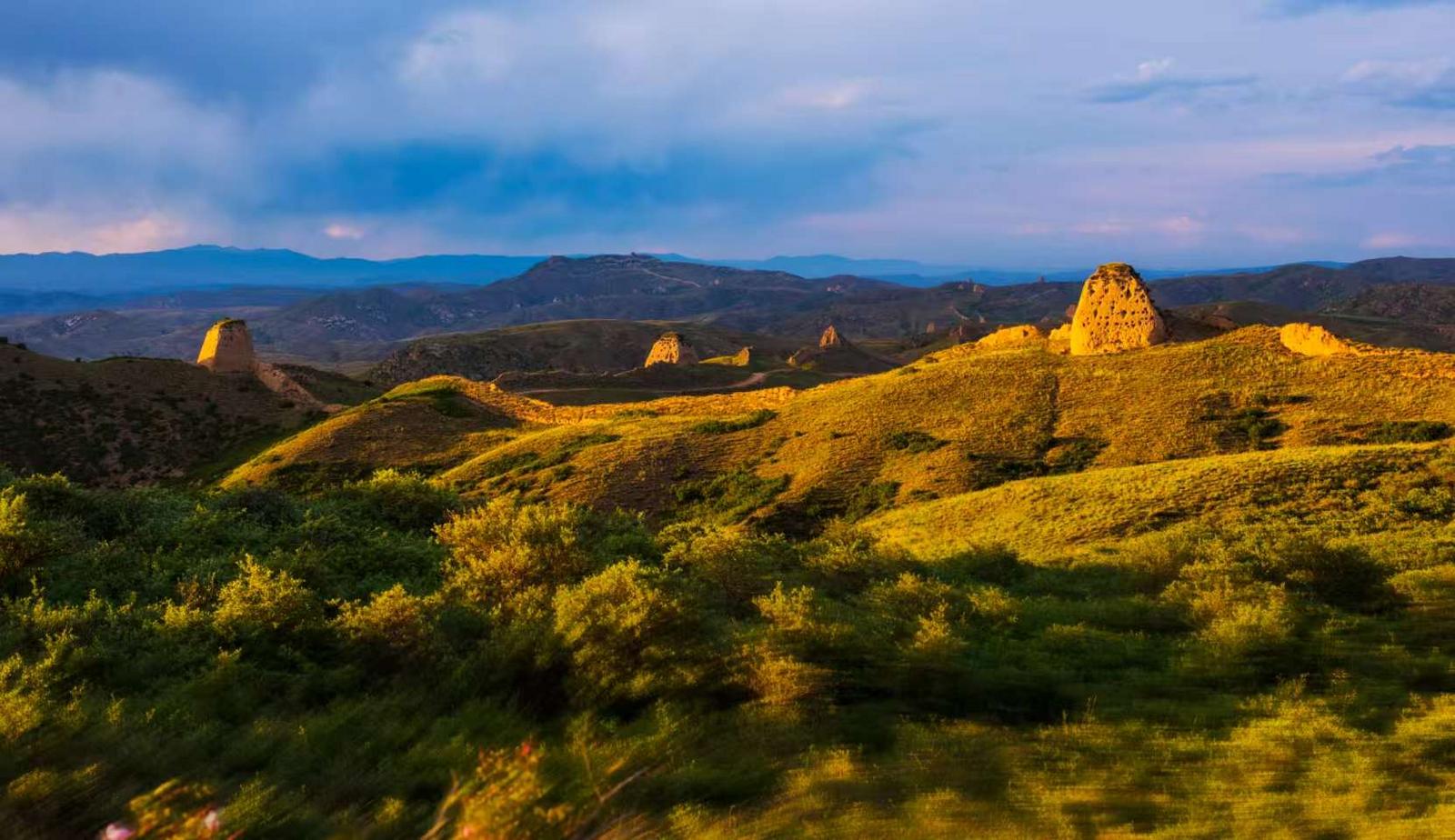图为右玉三十二长城遗址