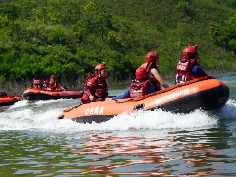 阳泉消防组织开展水域救援战备拉动演练。