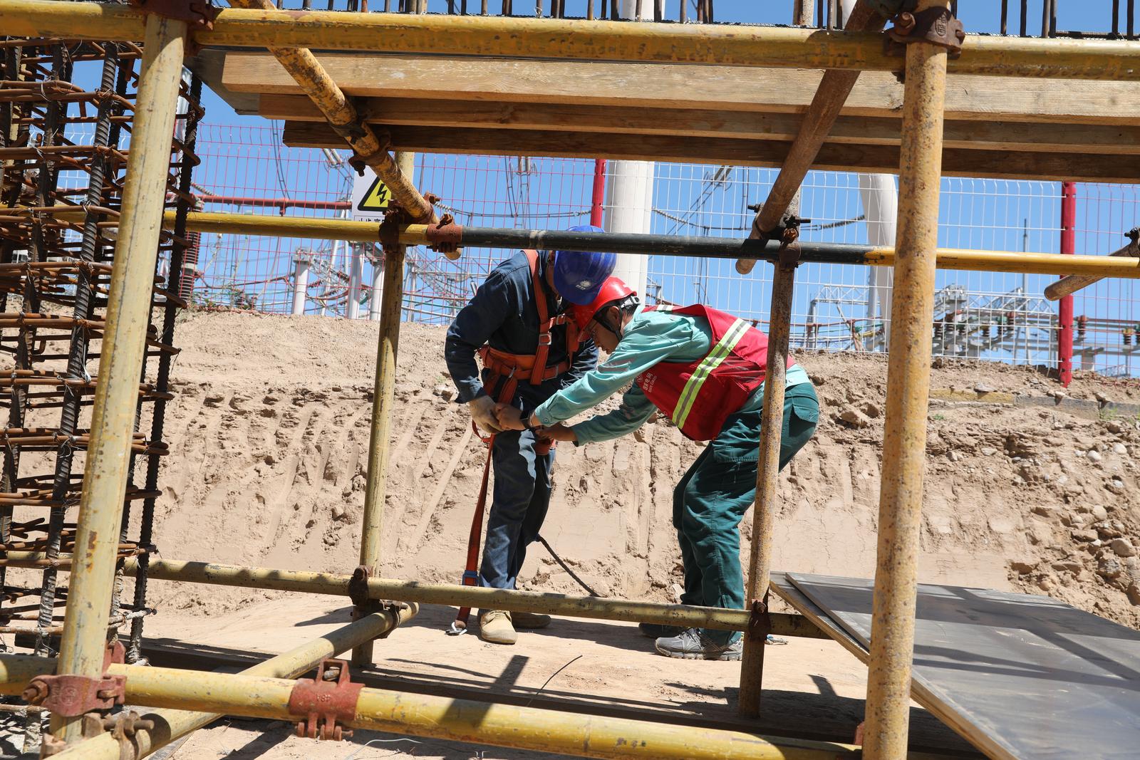 在钢筋铁架间战攻坚