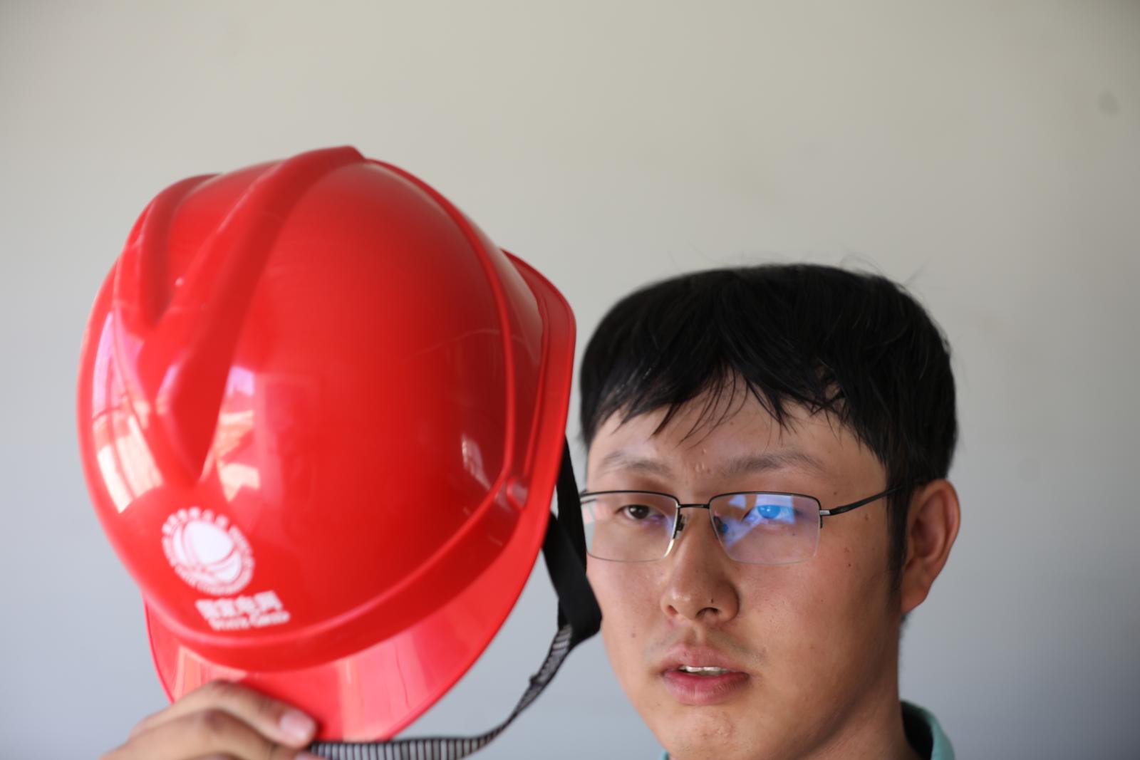 没有华丽的穿着,也不需要帅气的发型