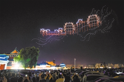 8月13日晚,大同古城代王府景区上空被一场璀璨的无人机表演点亮。