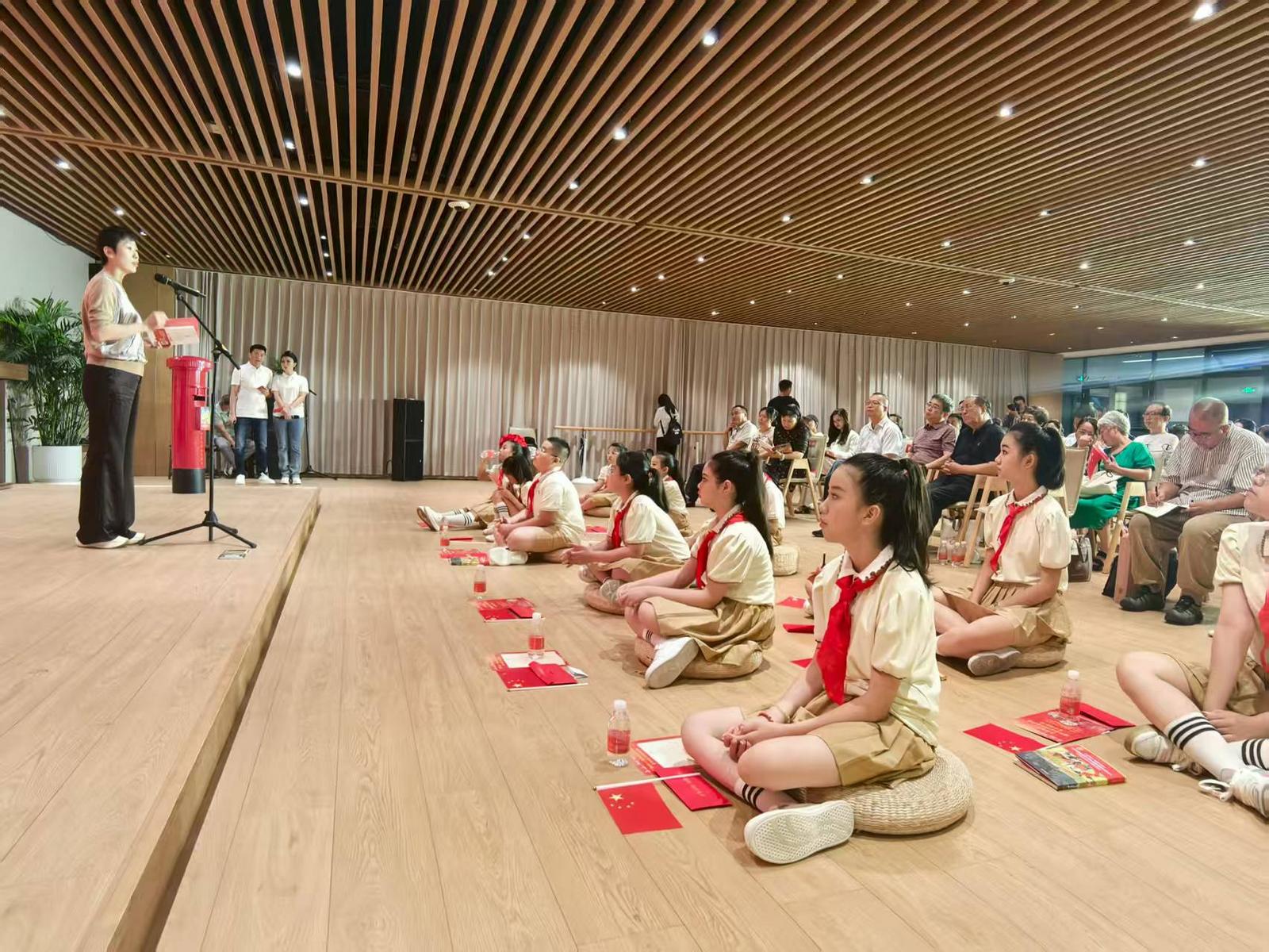 来参加活动的少年们认真聆听嘉宾讲解。