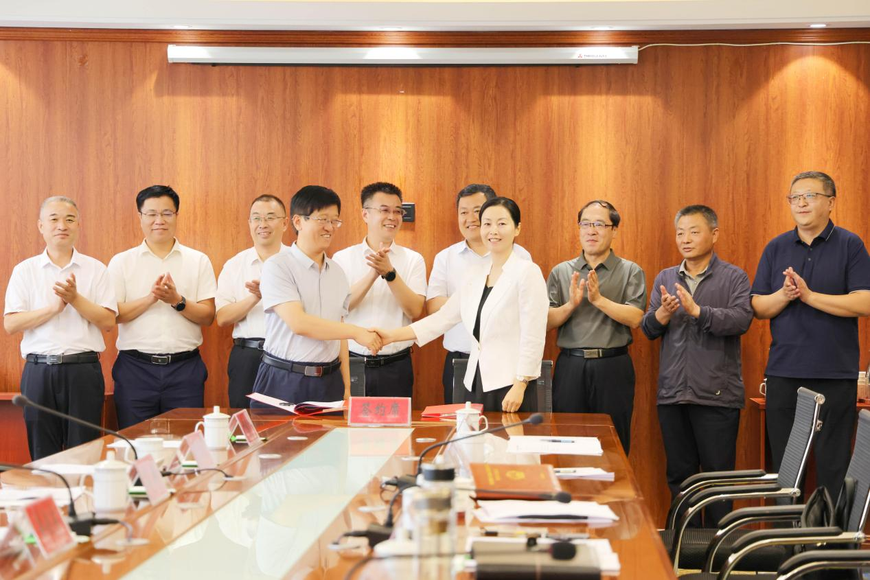 会上,石瑛详细介绍了山西工程技术学院基本情况以及近年来在教育教学、科研创新、人才培养、校企合作以及社会服务方面取得的成果。她表示,长期以来,山西工程技术学院与平定县合作基础扎实、产学研深度融合,成果产出丰富,形成了教育赋能产业、产业反哺教育的良性循环,为全方位合作奠定了坚实基础。未来,学院将积极同平定县共建人才培养新高地,共筑科技创新新高地,打造“文化+科技”融合创新新高地,共创产教融合新典范,以更高站位,更实举措,更深情怀,进一步健全合作机制,拓展合作领域,提升合作层次,共谱合作共赢新篇章。