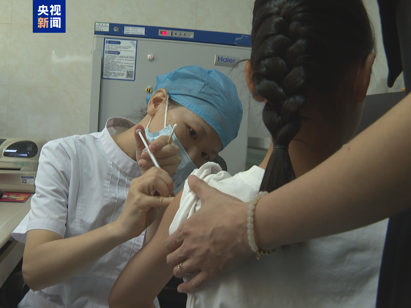 9日上午,国产九价HPV疫苗在福建省厦门市海沧区开打,这标志着我国自主研发的九价HPV疫苗正式投入使用,为9~45岁女性提供更加全面、可及的宫颈癌防护选择。