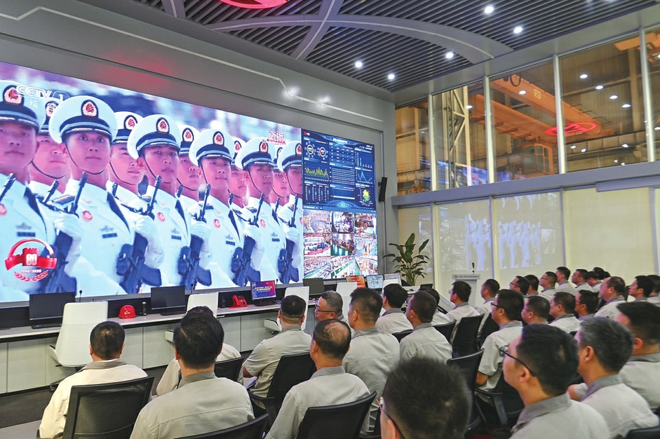 太重集团职工集体观看直播。申晋光摄