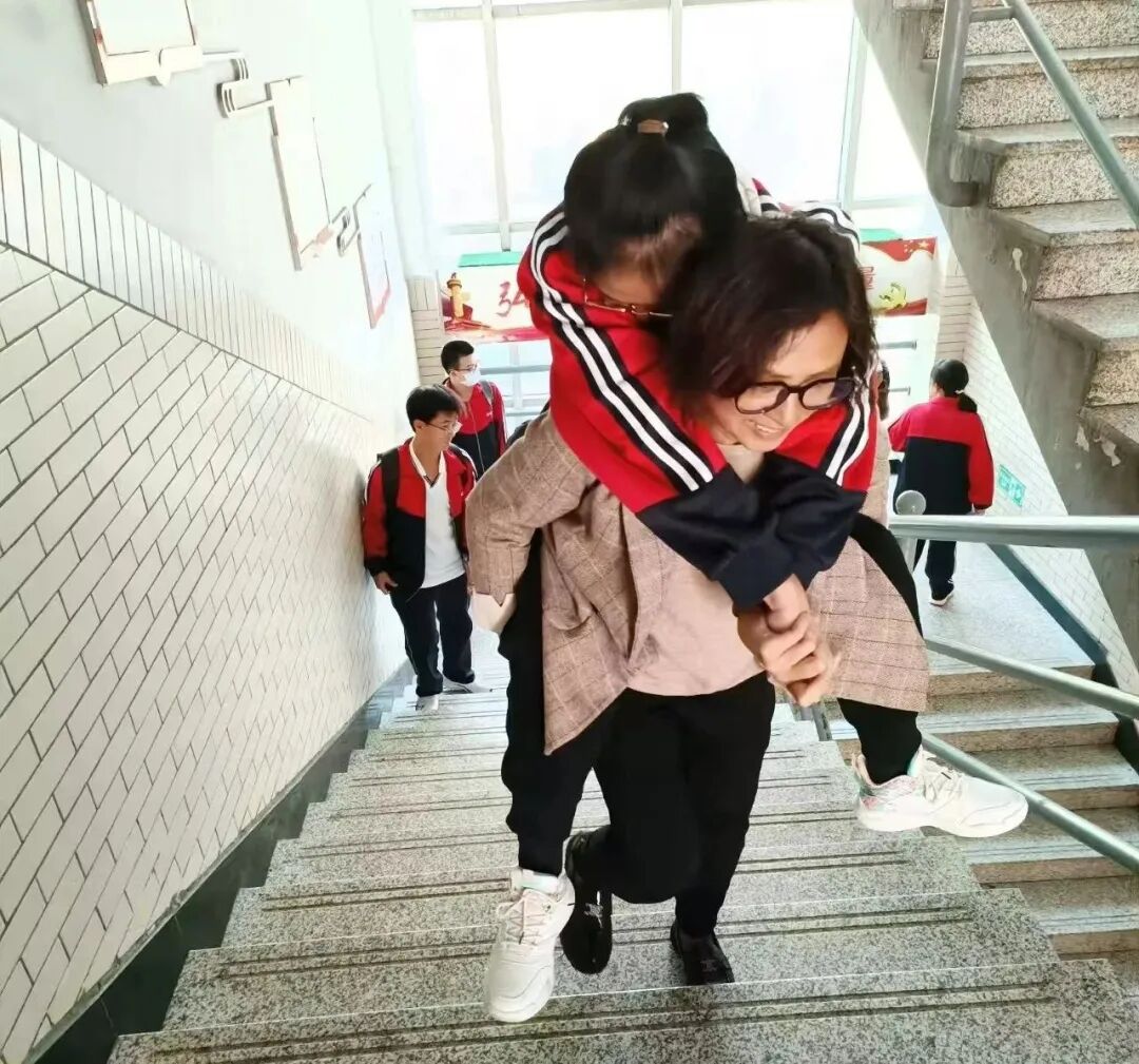 李天淼的妈妈一直守护着女儿