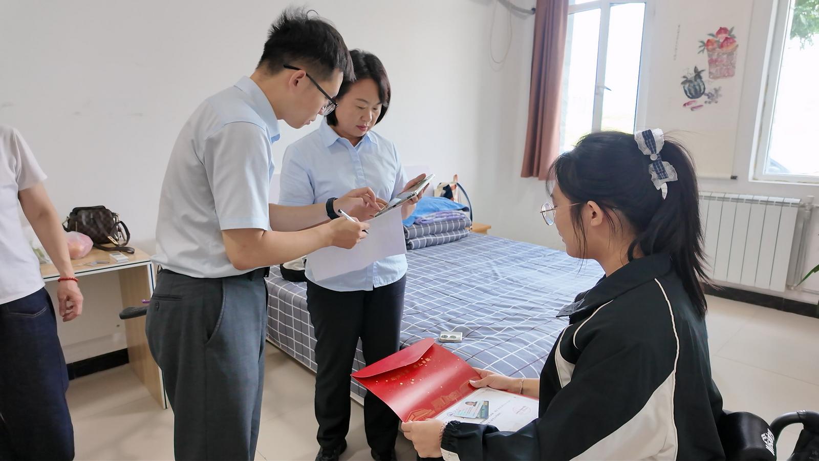 银行工作人员为李天淼上门办理业务