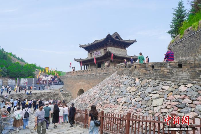 7月11日,雁门关景区游客络绎不绝。郭峰摄