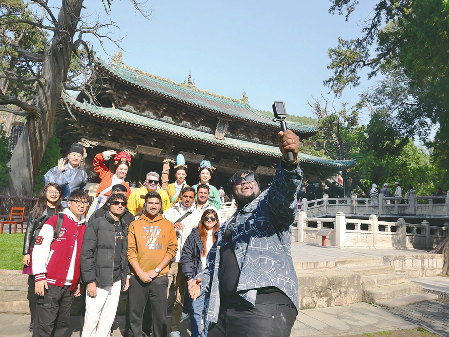 10月14日,外籍博主、留学生们走进晋祠博物馆,现场感受山西古建的魅力。