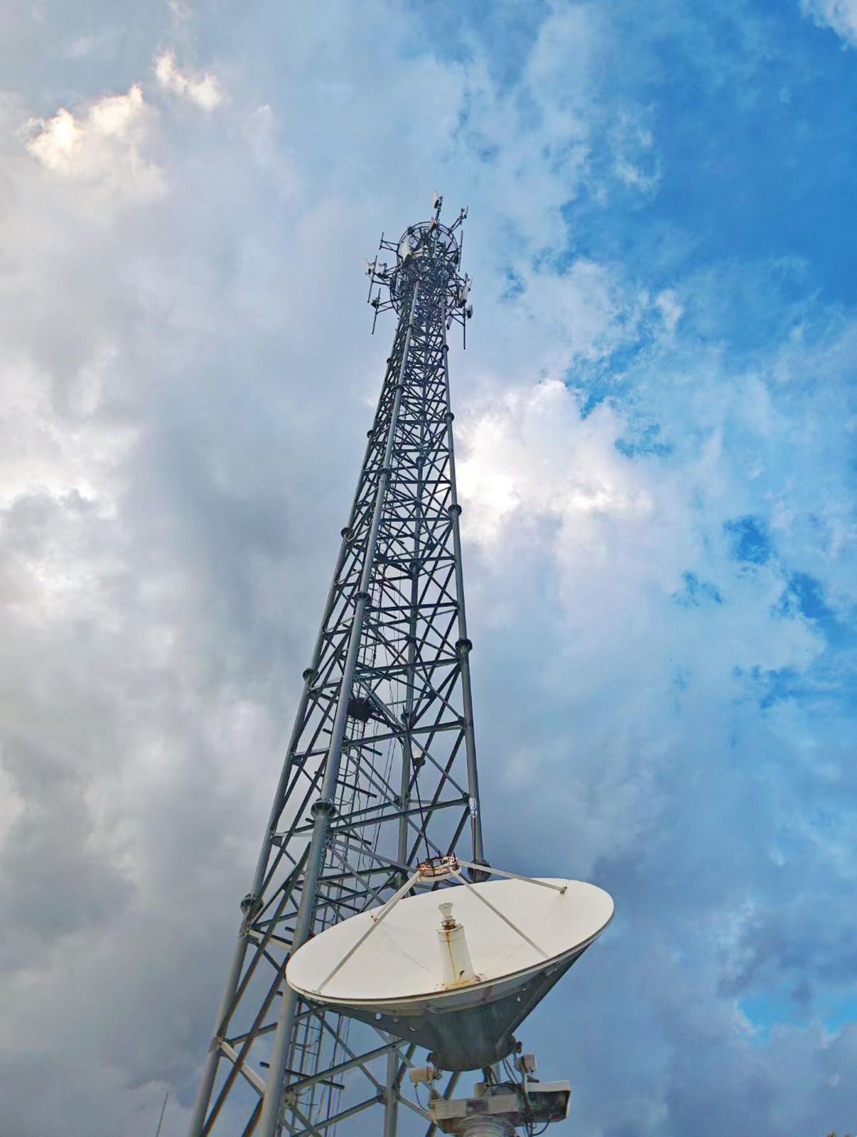 在娄家庄山山顶开通的全县首个45G超级卫星基站