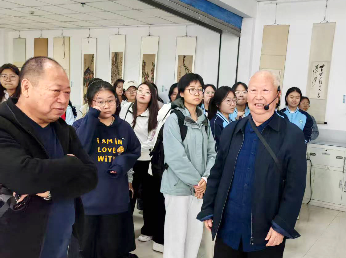 聆听着年逾八旬、张子琳之孙、曾工作于山西中医药研究院的张光荣的细致讲解,现场观展学生表示“很震撼”。他们表示,从规规整整的医案手稿能感受到张子琳先生对患者的负责,这种严谨与仁心,正是我们要传承的中医风骨。学院美育研究实践工作室负责人、素质教育教学研究部主任李朝霞介绍,作为一所药科类学院高职院校,我们一直都在探索“专业”与“审美”之间的深度融合。无论是书画作品展览,还是布贴画的制作、葫芦烙画技艺传承,我们都引导学生们将两者融合,作品普遍带有浓厚的中医药文化、茶文化、红色文化等底蕴,因为我们不希望美育是脱离“中国底色”的“空中楼阁”,而要让学生们在触手可及的文化载体里,感受到专业背后的人文温度。张子琳先生的医案手稿,字迹间藏着辨证施治的严谨,是“科学之美”的具象化;他画笔下的梅花荷花,墨色里透着君子风骨,是“品格之美”的直观表达。