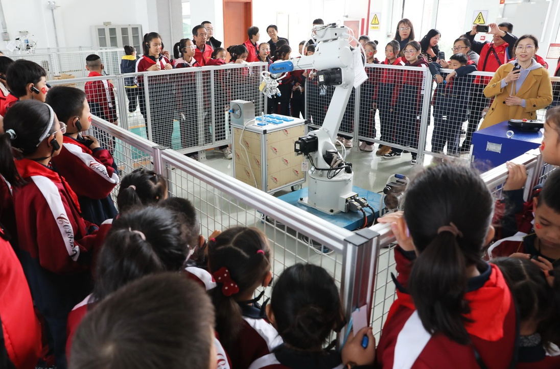 观摩工业机械臂