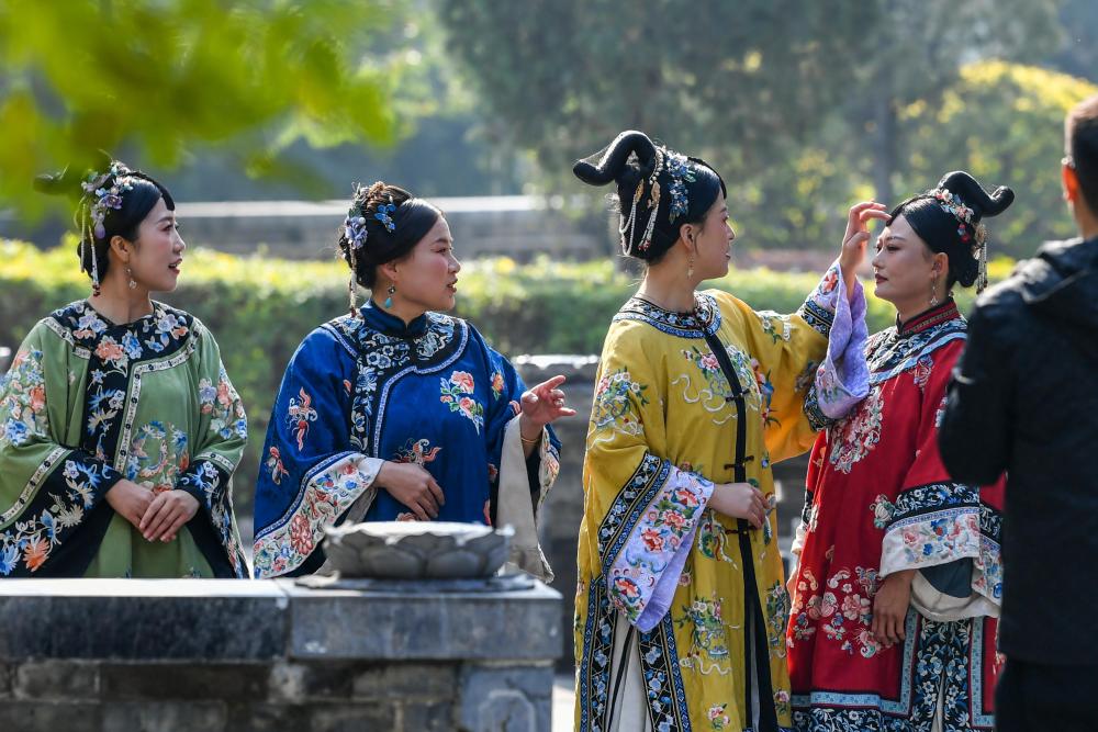 这是10月29日在忻州古城拍摄的身着古装的游客。