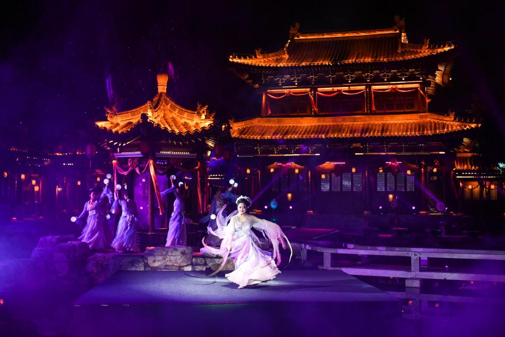 这是10月24日在忻州古城拍摄的舞蹈表演。