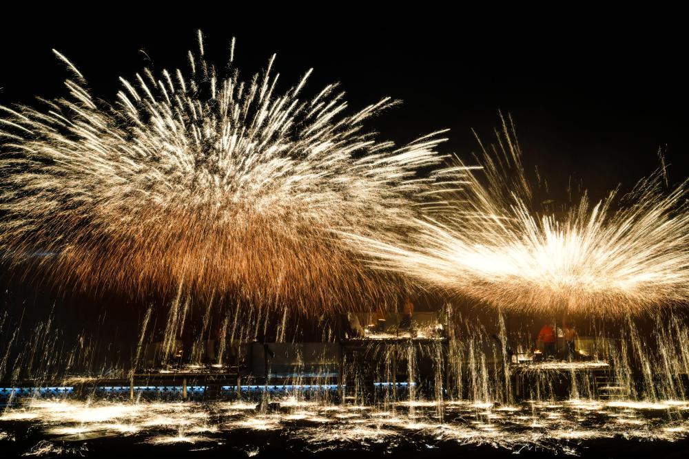 这是10月23日拍摄的忻州古城内的打铁花表演。