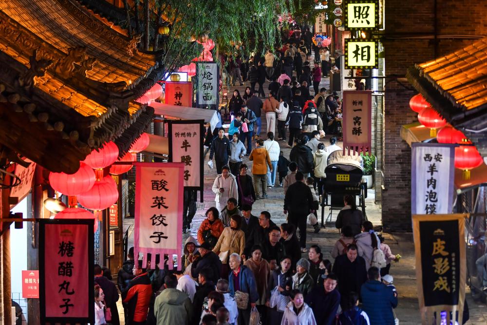 游客在忻州古城内参观游玩(10月25日摄)。