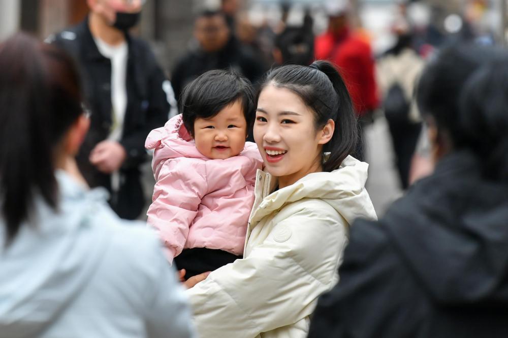 游客在忻州古城内拍照留念(10月21日摄)。