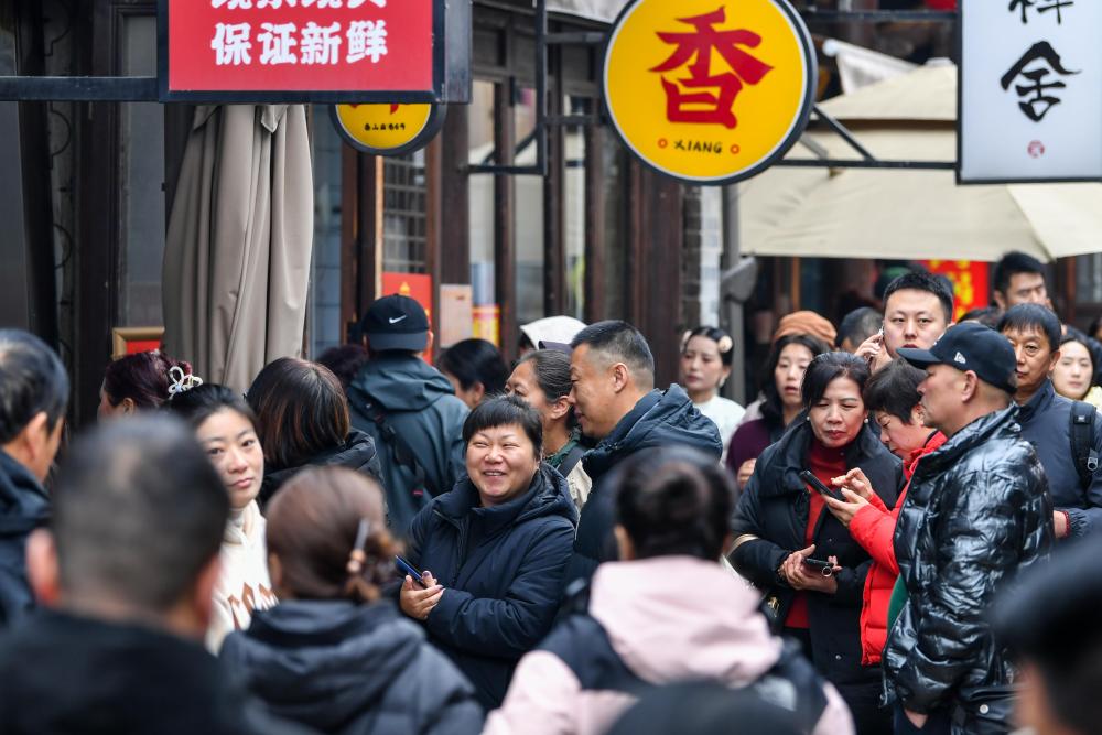 游客在忻州古城内排队购买美食(10月21日摄)。