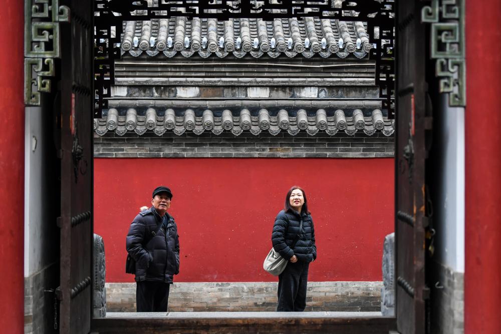 游客在忻州古城内参观游玩(10月23日摄)。