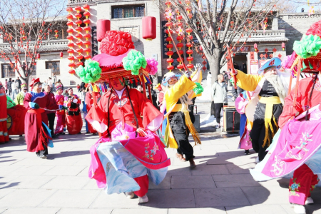王家大院景区上演非遗划旱船
