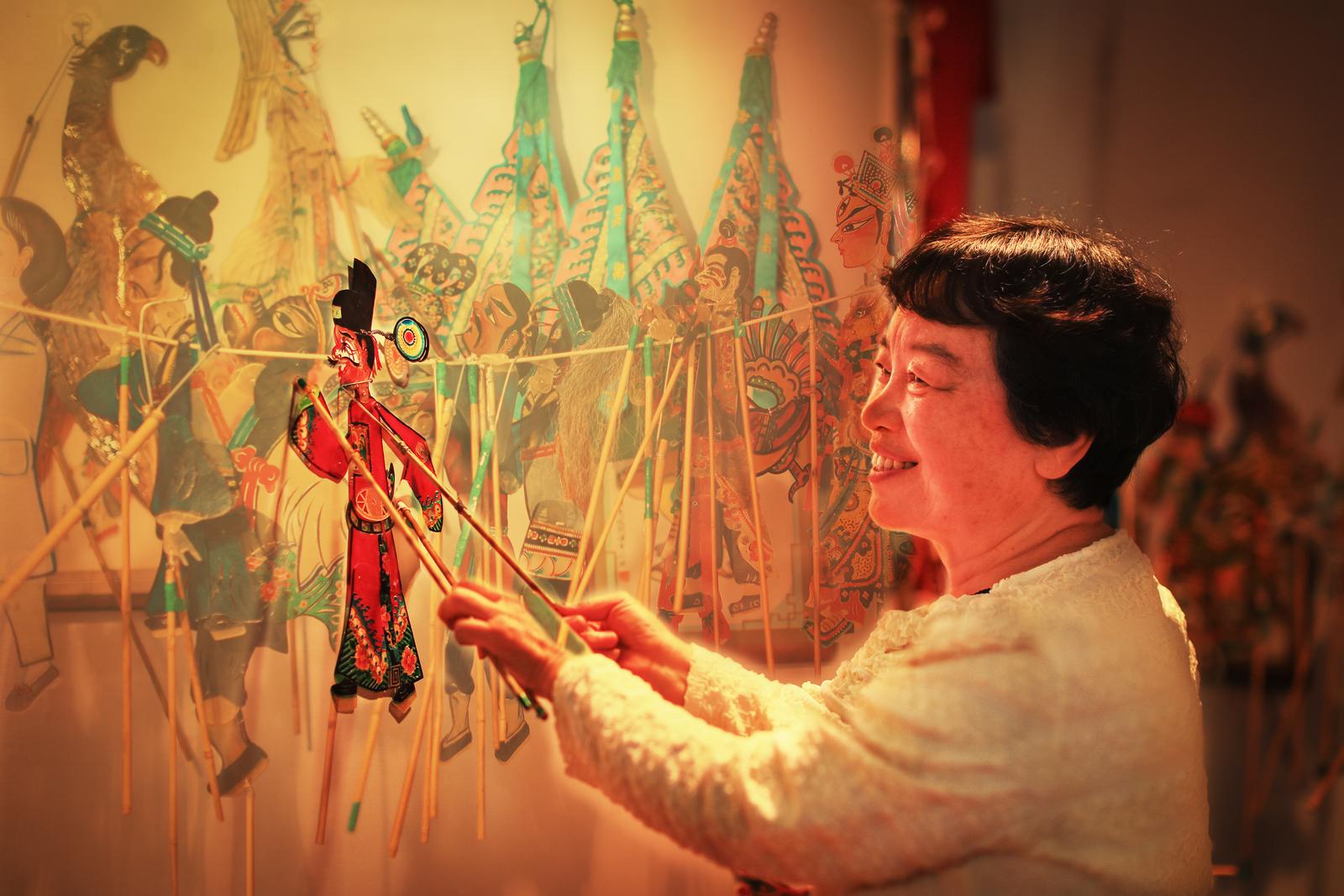 在幕布后,省级非物质文化遗产项目侯马皮影戏代表性传承人赵翠莲老师,用精湛的技艺展现皮影艺术的魅力。